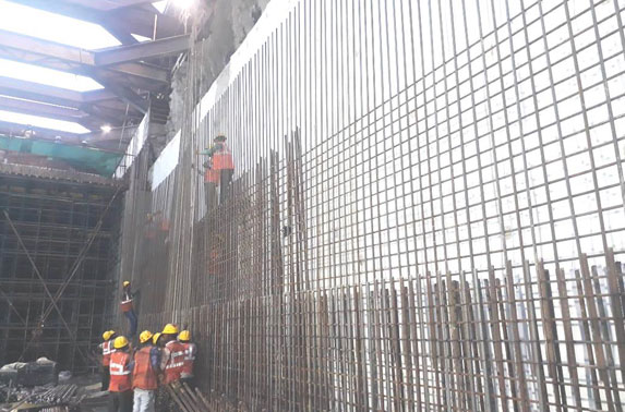 Station Chatrapati Shivaji - base to Concourse wall 